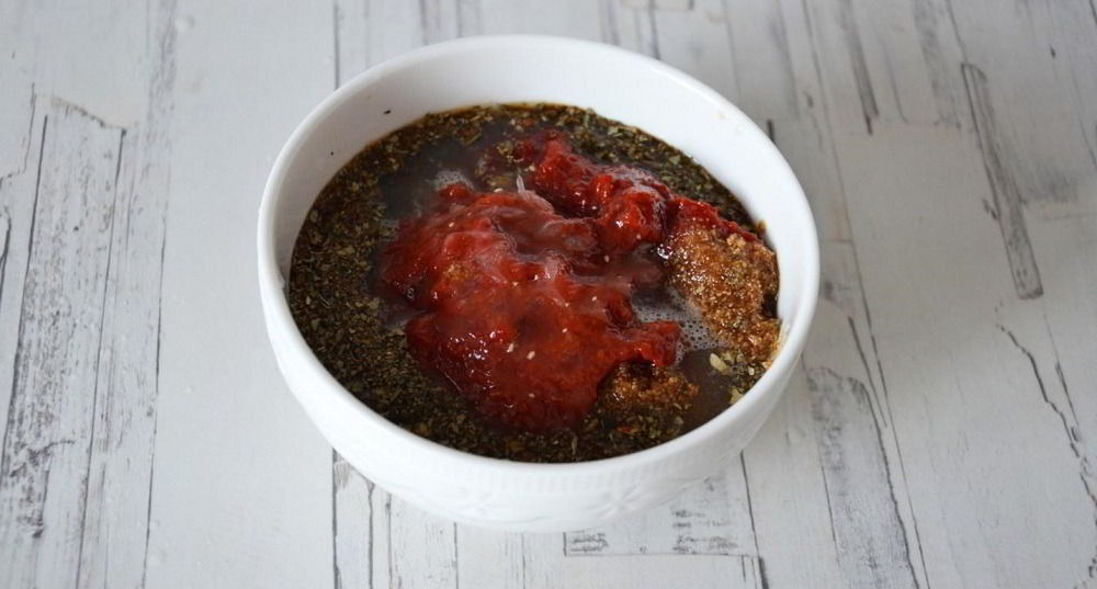 Смешивание томатной пасты, соевого соуса, сока лимона и специй в миске Ингредиенты для соуса для крылышек в миске