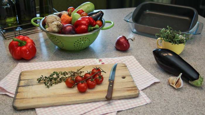 Овощи для приготовления шашлыка из куриной печени Кабачки, помидоры и лук для печени