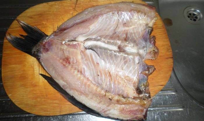 Разделка карася пластом Карась на разделочной доске