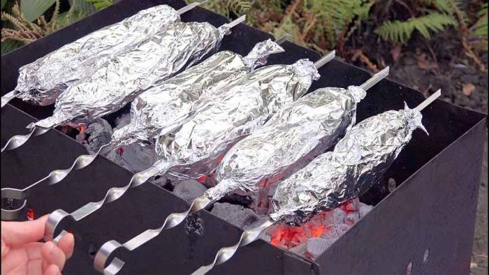 Приготовление картошки с грудинкой на мангале в фольге Картофель с грудинкой в фольге