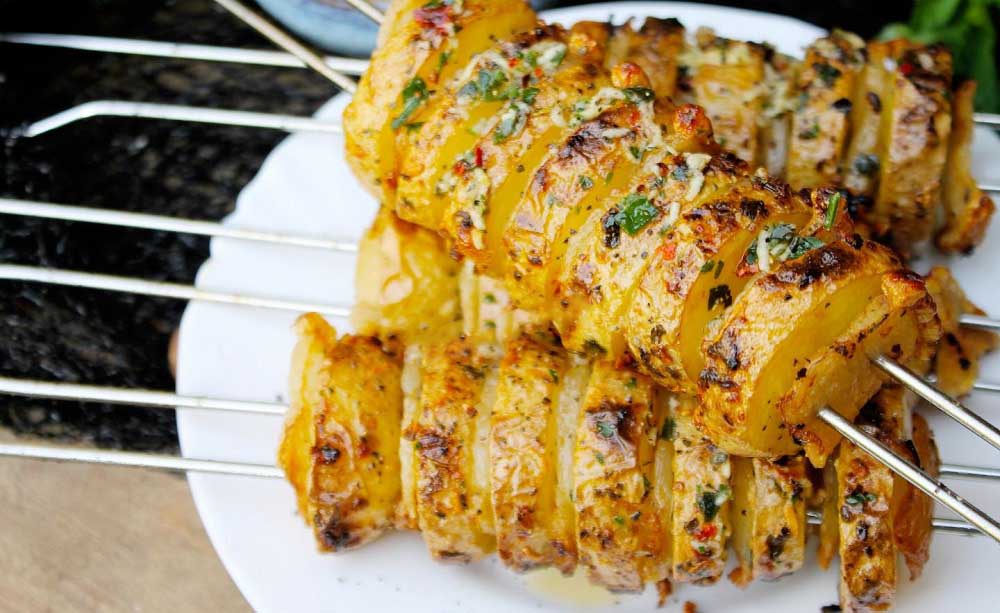 Картошка с салом на шампурах Картофель с салом