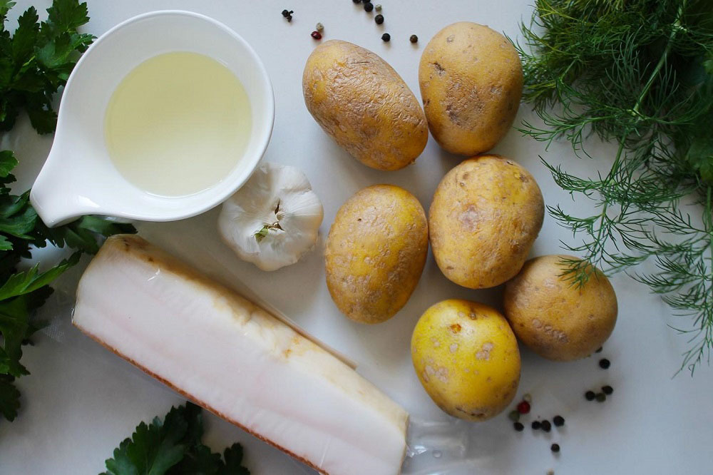 Ингредиенты для приготовления картофеля гармошкой Картофель, сало и зелень