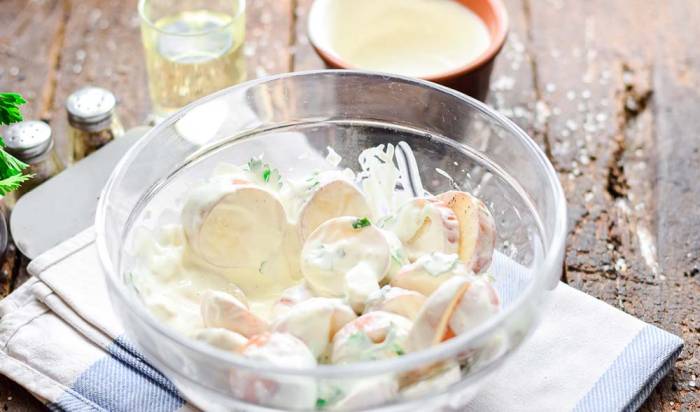 Картофель в сметанной заправке с чесноком Картофель в сметане