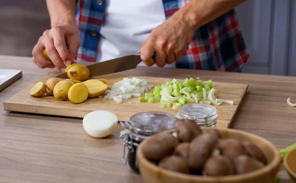 Нарезание овощей для приготовления в тандыре Картошка, шампиньоны, сельдерей