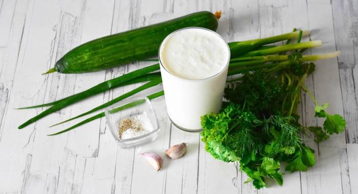 Ингредиенты для приготовления огуречного соуса для шаурмы Кефир, огурец, чеснок, зелень