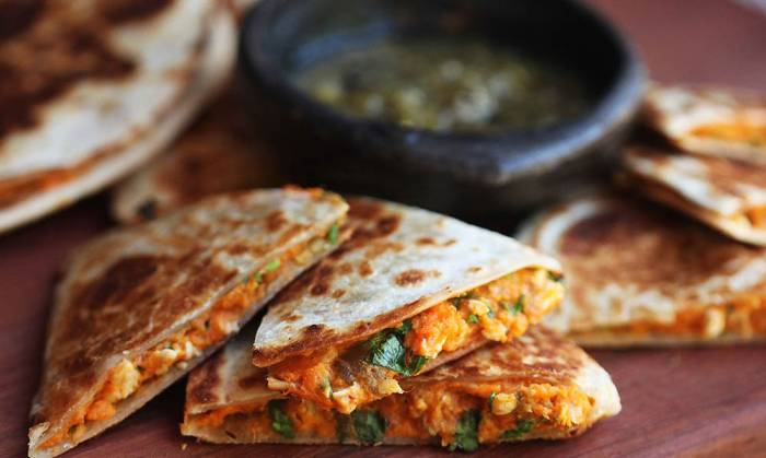 Пример мексиканской кесадильи Кесадилья на столе