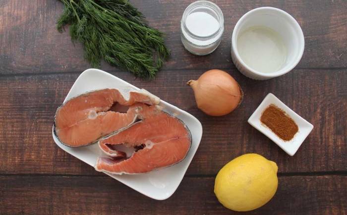 Ингредиенты для приготовления кеты с луком и укропом Кета, лук, лимон, укроп, масло, специи