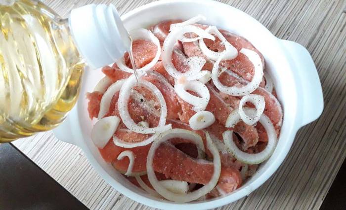 Приготовление пикантного маринада для кеты Кета, лук, масло