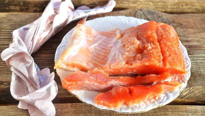 Куски кеты, засоленные ароматным способом Кета после ароматной засолки