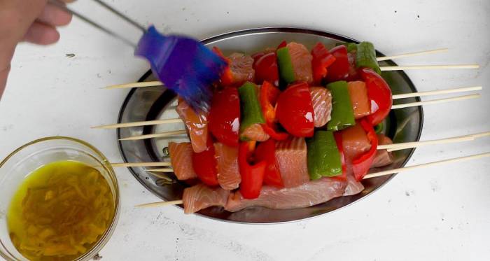 Нанизанные на шпажки кусочки кеты и перца Кета с перцем на шпажках