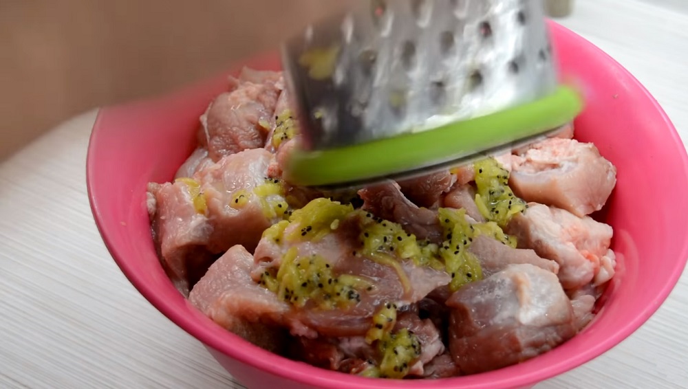 Измельчение киви на тёрке Киви на тёрке