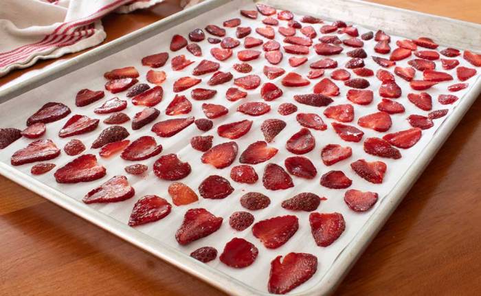 Выложенная на застланый бумагой противень клубника Клубника на бумаге