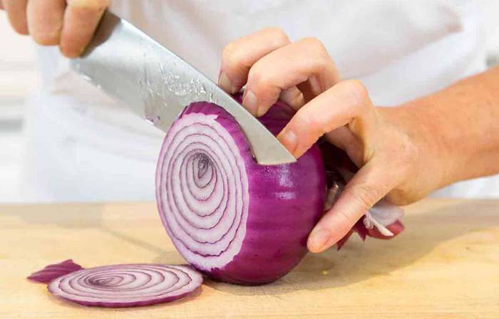 Нарезание фиолетового лука кольцами Кольца лука для томатов