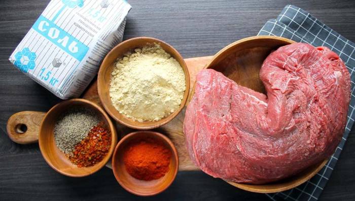 Ингредиенты для приготовления вяленой конины Конина, соль и специи