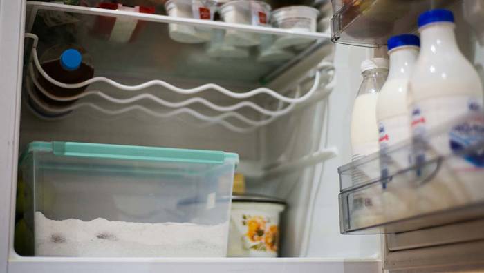 Засыпанные солью куриные грудки в холодильнике Контейнер с грудкой в холодильнике