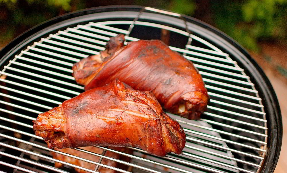 Копчёная свиная рулька, приготовленная в угольной коптильне Копчёная рулька на решётке