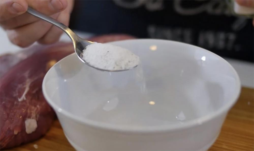 Приготовление смеси из соли и специй Корейка и соль