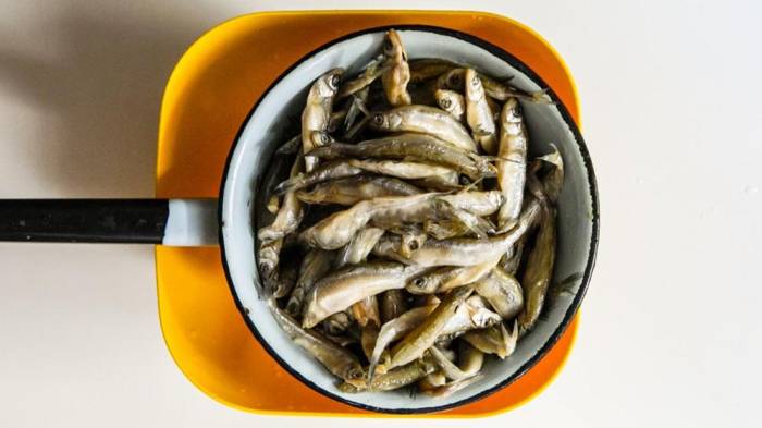 Стекание воды с корюшки Корюшка и дуршлаг