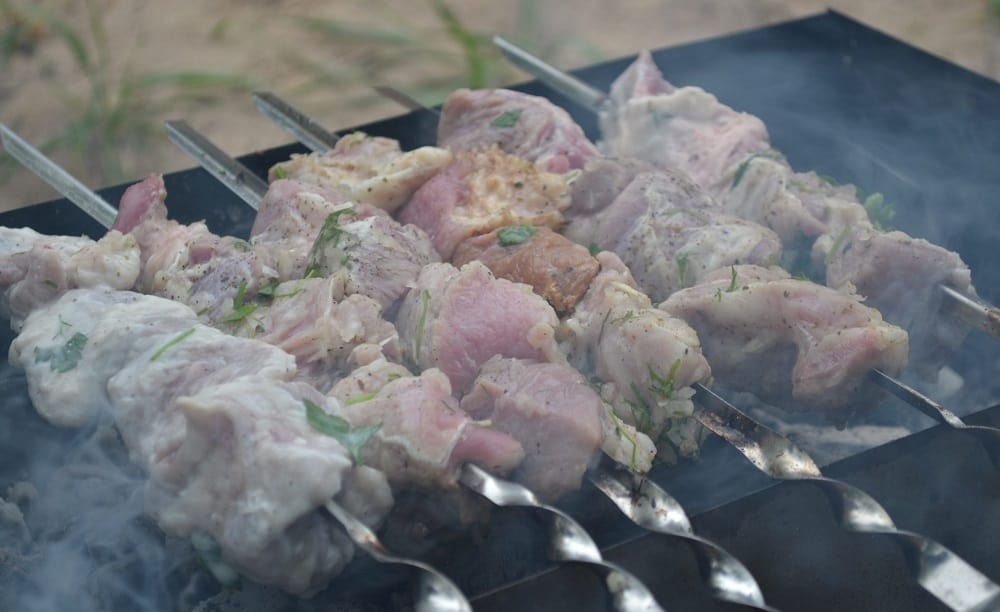 Приготовление шашлыка из кролика в кефирном маринаде Кролик в кефире на мангале