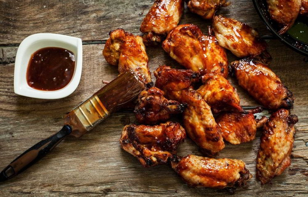 Куриные крылышки BBQ Крылышки барбекю и соус