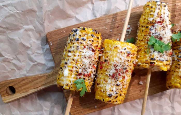 Кукуруза с пармезаном и табаско на шпажках Кукуруза с сыром и табаско
