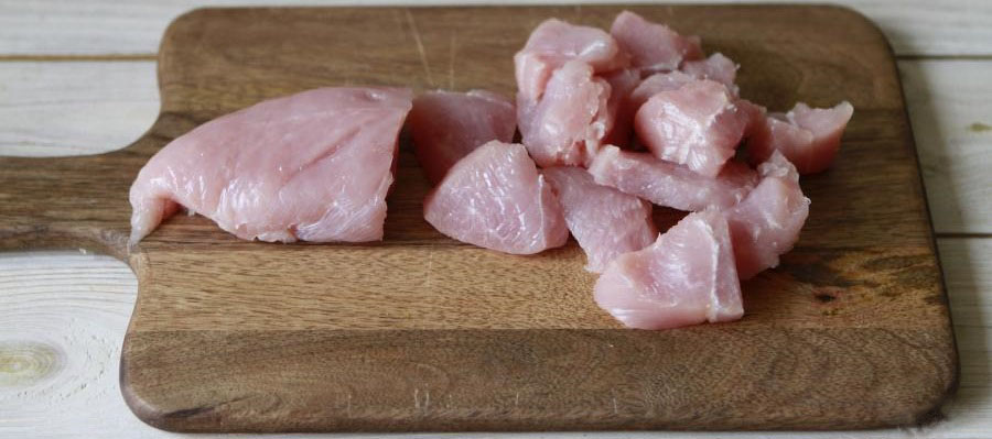 Нарезание куриного мяса на кусочки Куриное мясо для шашлыка в банке