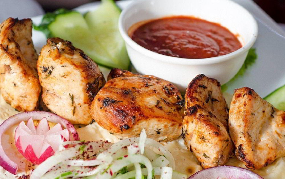 Куриный шашлык по-армянски с овощами и соусом Куриный шашлык по-армянски