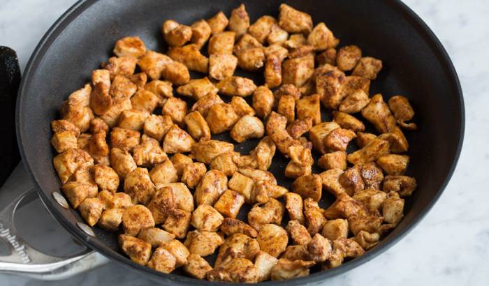 Обжаривание курицы на сковороде Курица для кесадильи
