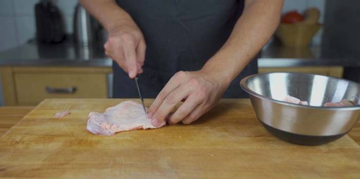 Нарезание куриного мяса на небольшие кусочки Курица для сарделек