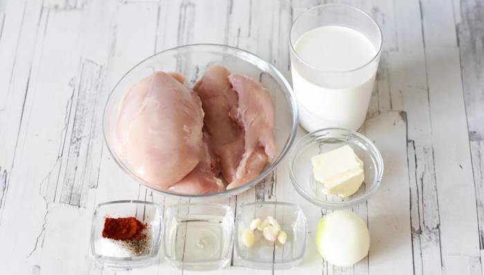 Ингредиенты для приготовления молочных сосисок Курица, лук, молоко и специи