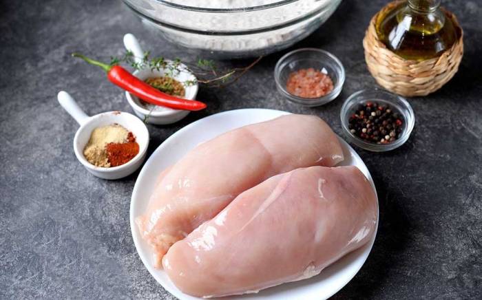 Ингредиенты для приготовления стрипсов по классическому рецепту Курица, масло, приправы и мука