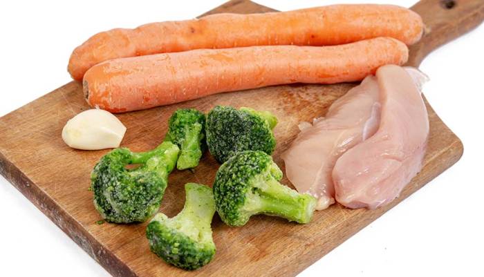 Курица, морковь и брокколи для приготовления сосисок Курица, морковь и брокколи