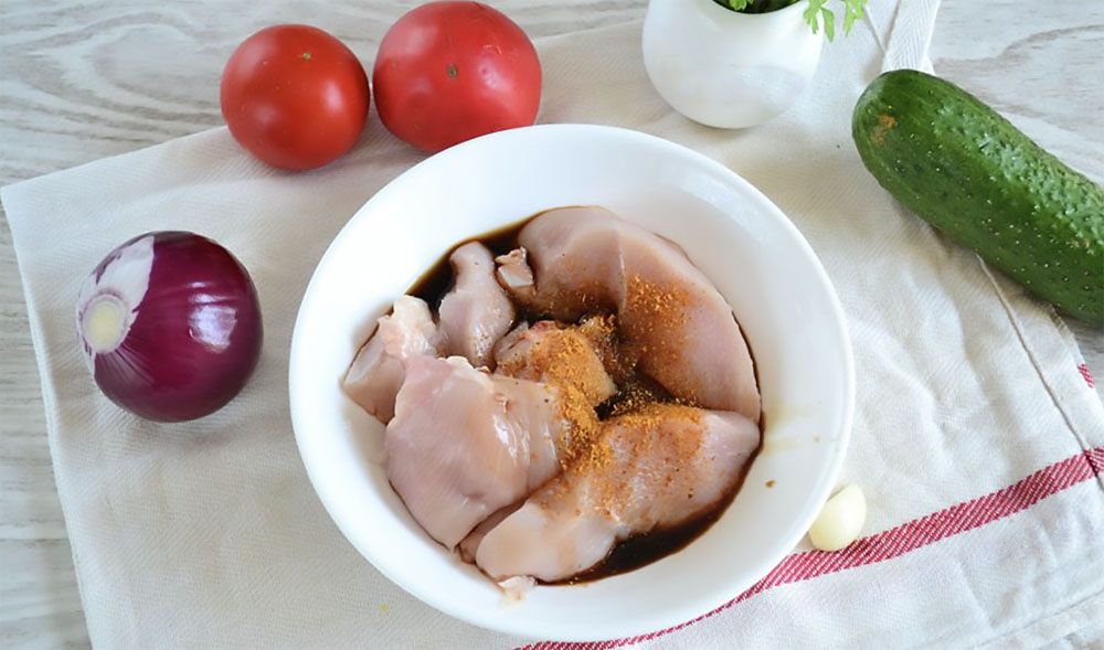Ингредиенты для приготовления шаурмы на тарелке Курица, огурцы, помидоры, лук