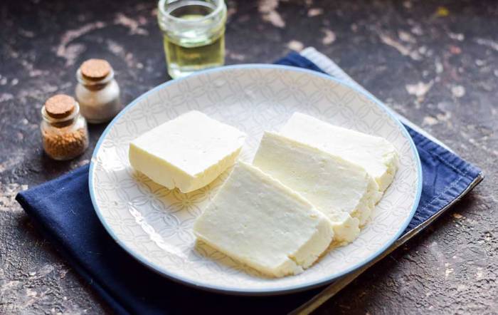 Нарезанный небольшими кусками адыгейский сыр Куски адыгейского сыра