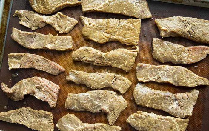 Куски говядины в специях на противне Куски говядина на противне