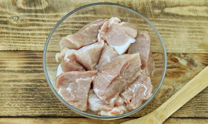 Нарезанная на куски свинина Куски свинины в миске