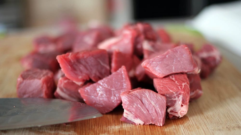 Нарезанная кусочками говядина Кусочки говядина для маринада с киви