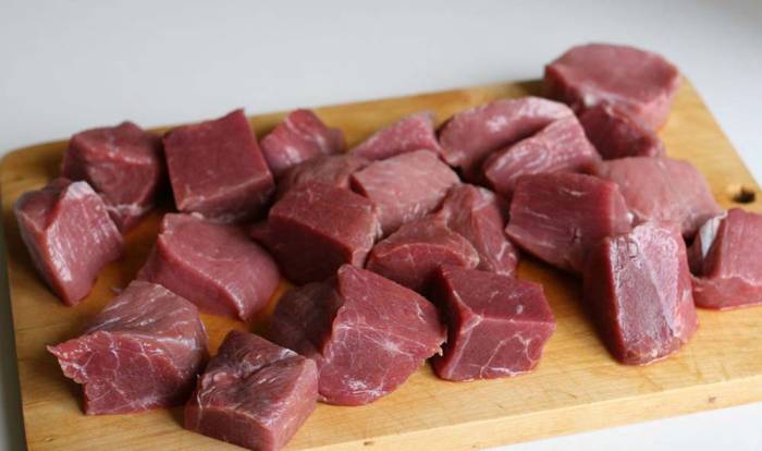 Нарезанная кусочками конина Кусочки из конины