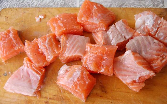 Нарезанное кубиками филе кижуча Кусочки кижуча для шашлыка