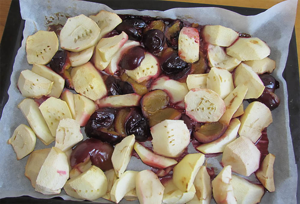Запечённые в духовке кусочки слив и яблок Кусочки слив и яблок из духовки