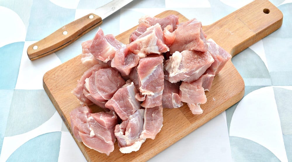 Нарезанная кусочками свиная шея Кусочки свинины для кефирного маринада