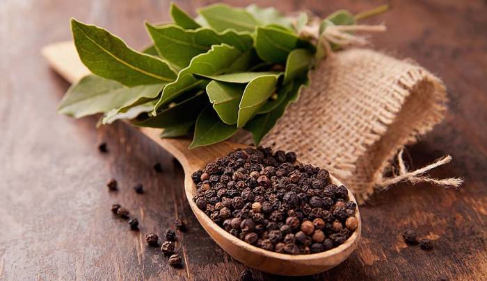 Лавровый лист и перец для приготовления тузлука Лавровый лист и перец