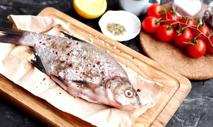 Натёртый солью и перцем лещ Лещ и соль