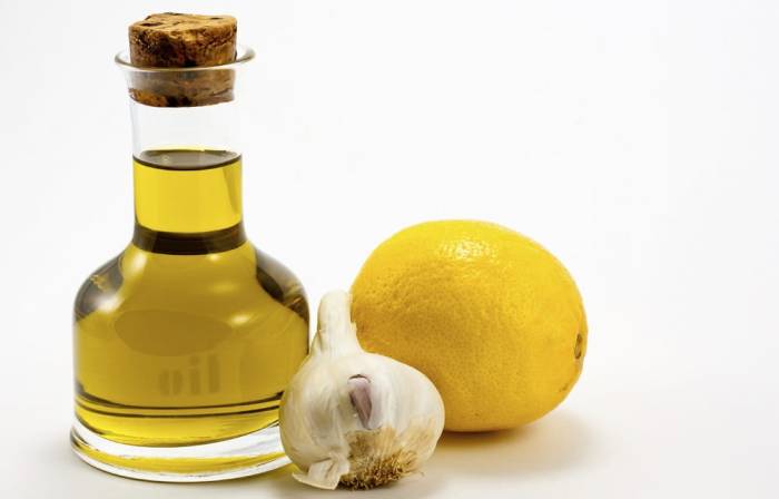 Ингредиенты для приготовления маринада для кабачков и курицы Лимон, масло, чеснок