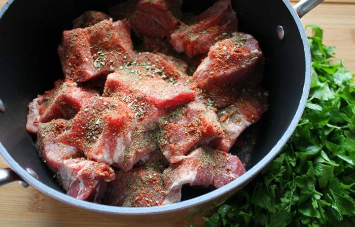 Использование эмалированной кастрюли для маринования шашлыка Лопатка в кастрюле