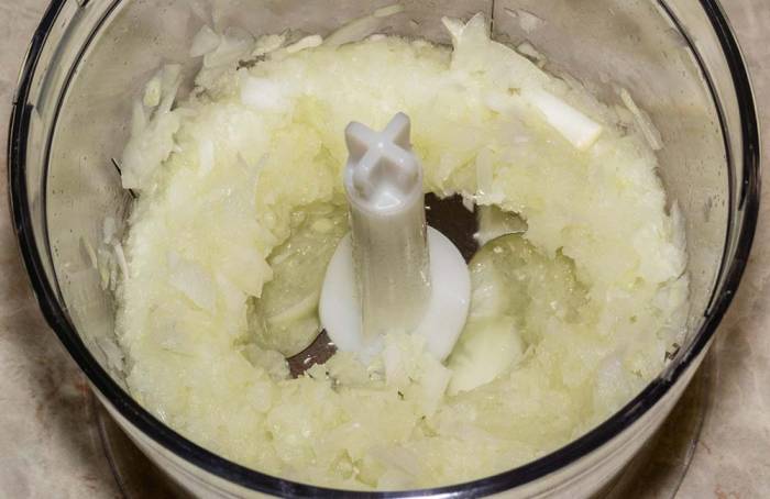 Измельчение лука и чеснока в блендере Лук, чеснок и уксус