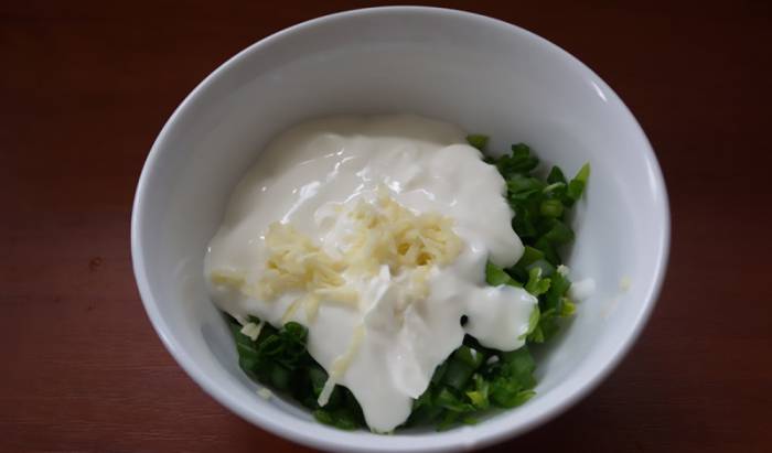 Смешивание измельчённых ингредиентов классического соуса Лук, чеснок, сметана и кефир