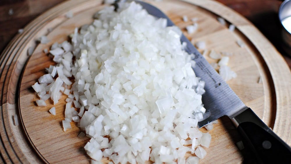 Мелко рубленный репчатый лук Лук для кебаба