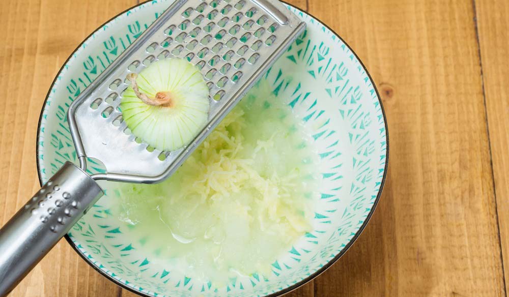 Измельчение лука на тёрке Лук для майонезного маринада