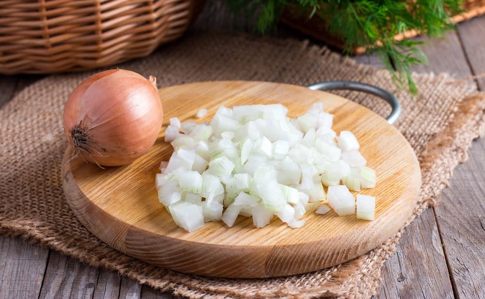 Измельчённый лук для добавления в маринад для шашлыка Лук для шашлыка